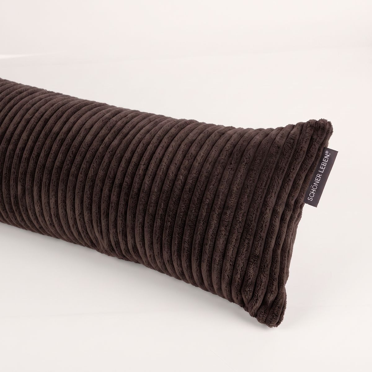 Nahaufnahme eines Zugluftstoppers aus Breitcord Baby Rib in Coffee Braun mit Stoffetikett von SCHÖNER LEBEN.