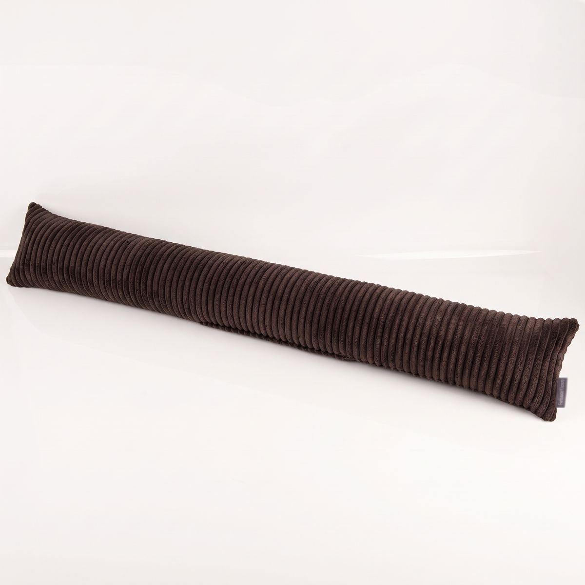 Langer Zugluftstopper aus Breitcord Baby Rib in Coffee Braun liegt auf weißem Untergrund