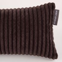 Makroaufnahme der breiten Cordrippen in Coffee Braun mit schwarzem Textiletikett von SCHÖNER LEBEN.