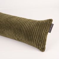 Nahaufnahme eines Zugluftstoppers aus Breitcord Baby Rib in Moosgrün mit Stoffetikett von SCHÖNER LEBEN.