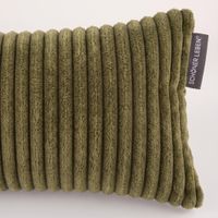 Makroaufnahme der breiten Cordrippen in Moosgrün mit schwarzem Textiletikett von SCHÖNER LEBEN.