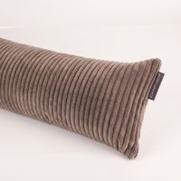Nahaufnahme eines Zugluftstoppers aus Breitcord Baby Rib in Nougat Braun mit Stoffetikett von SCHÖNER LEBEN.