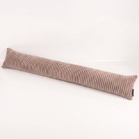 Langer Zugluftstopper aus Breitcord Baby Rib in Nougat Braun liegt auf weißem Untergrund