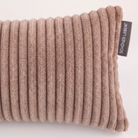 Makroaufnahme der breiten Cordrippen in Nougat Braun mit schwarzem Textiletikett von SCHÖNER LEBEN.