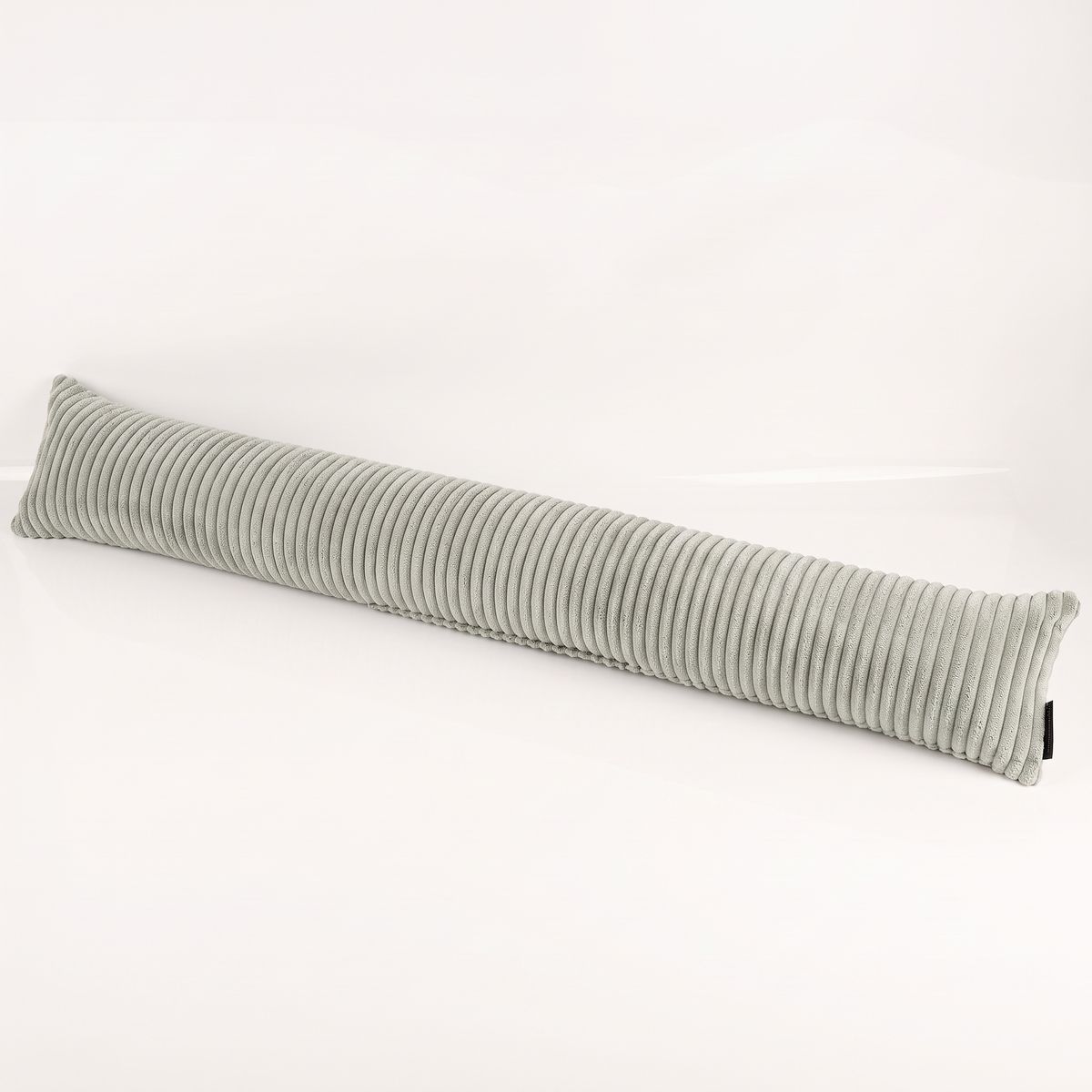 Langer Zugluftstopper aus Breitcord Baby Rib in Mintgrün liegt auf weißem Untergrund Langer Zugluftstopper aus Breitcord Baby Rib in Mintgrün liegt auf weißem Untergrund