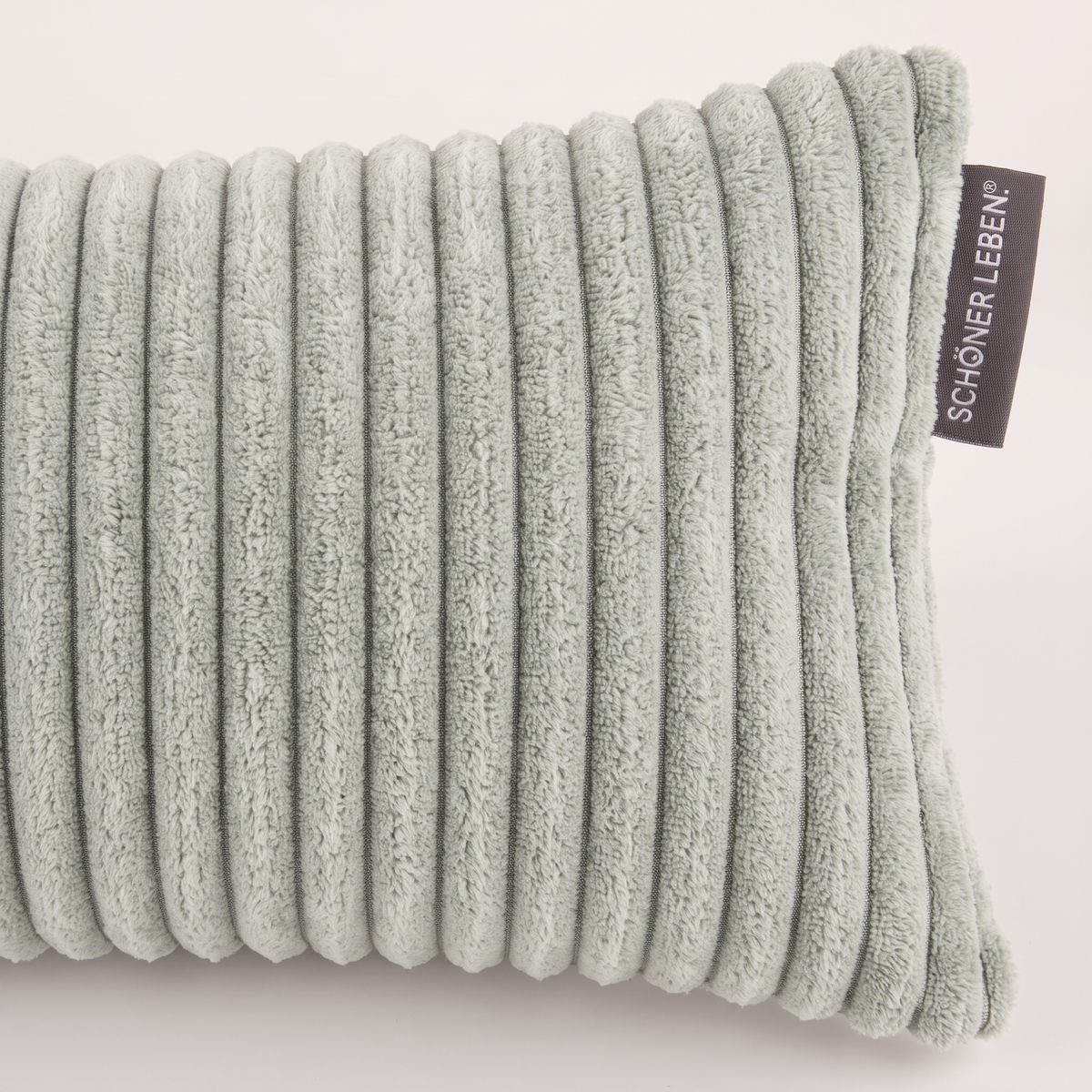 Makroaufnahme der breiten Cordrippen in Mintgrün mit schwarzem Textiletikett von SCHÖNER LEBEN. Makroaufnahme der breiten Cordrippen in Mintgrün mit schwarzem Textiletikett von SCHÖNER LEBEN.