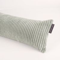 Nahaufnahme eines Zugluftstoppers aus Breitcord Baby Rib in Mintgrün mit Stoffetikett von SCHÖNER LEBEN. Nahaufnahme eines Zugluftstoppers aus Breitcord Baby Rib in Mintgrün mit Stoffetikett von SCHÖNER LEBEN.