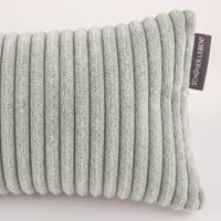 Makroaufnahme der breiten Cordrippen in Mintgrün mit schwarzem Textiletikett von SCHÖNER LEBEN. Makroaufnahme der breiten Cordrippen in Mintgrün mit schwarzem Textiletikett von SCHÖNER LEBEN.