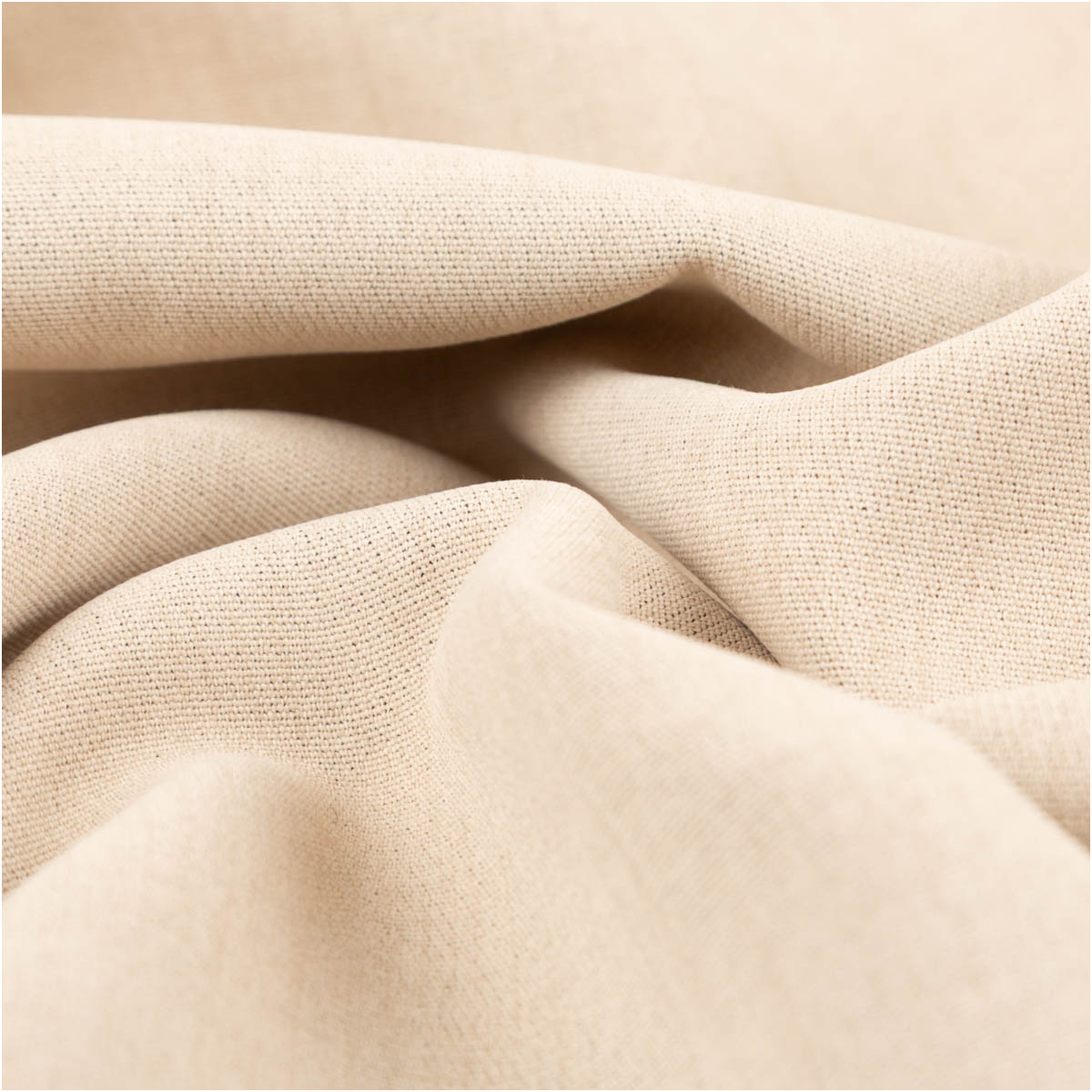 Verdunkelungsstoff Blackout Thermostoff Meterware Naturoptik meliert Easy Care uni sand 295cm Breite mit Bleiband sandfarbener Stoff in unregelmäßigen Falten gelegt, Nahaufnahme der textilen Struktur