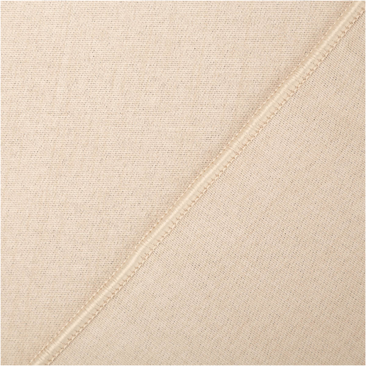 Verdunkelungsstoff Blackout Thermostoff Meterware Naturoptik meliert Easy Care uni sand 295cm Breite mit Bleiband sandfarbener Stoff mit sichtbarer Kante und feiner Webstruktur in Nahaufnahme