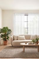Vorhang Schal mit Multifunktionsband transparent Gitterstruktur weiß 140x260cm Weiße transparente Vorhänge am Fenster eines hellen Wohnzimmers mit Sofa, Couchtisch und Pflanze