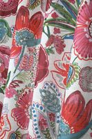Vorhang Ösenvorhang Blumenmuster Leinenoptik bunt rot rosa 140x260cm Nahaufnahme des Blumenmusters in Rot, Pink, Rosa und Türkis auf weißem Gewebe in Leinenoptik
