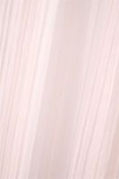 Vorhang Schal mit Stangendurchzug transparent feine Streifen rosa 140x240cm Nahaufnahme des Voile in Rosa mit feinen Längsstreifen und weichem Faltenwurf
