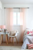 Vorhang Schal mit Stangendurchzug transparent feine Streifen rosa 140x240cm Rosa transparente Vorhänge am Fenster eines hellen Schlafzimmers mit Stuhl und Beistelltisch