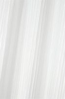 Vorhang Schal mit Stangendurchzug transparent feine Streifen weiß 140x240cm Nahaufnahme des Voile in Weiß mit feinen Längsstreifen und weichem Faltenwurf