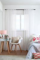 Vorhang Schal mit Stangendurchzug transparent feine Streifen weiß 140x240cm Weiße transparente Vorhänge am Fenster eines hellen Schlafzimmers mit Stuhl und Beistelltisch