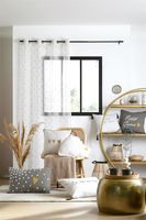 Vorhang Ösenvorhang transparent mit Herzen weiß beige 140x240cm Weiße Vorhänge mit Herzen am Fenster eines hellen Raums mit Regal, Kissen und Trockenblumen
