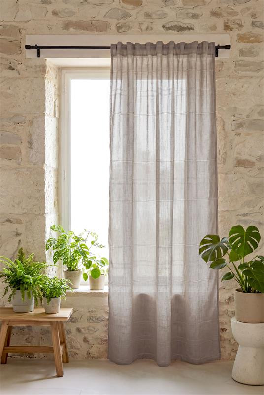 Vorhang Schal mit Multifunktionsband Leinenoptik Querstreifen natur 140x240cm Vorhang in Natur am Fenster einer Natursteinwand, davor Holzhocker mit Grünpflanzen