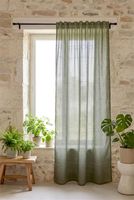 Vorhang Schal mit Multifunktionsband Leinenoptik Querstreifen khaki 140x240cm Vorhang in Khaki am Fenster einer Natursteinwand, davor Holzhocker mit Grünpflanzen