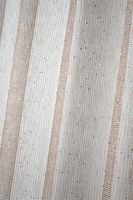Vorhang Ösenvorhang transparent Streifen Metallic bronze beige 140x260cm Nahaufnahme der senkrechten Streifen in Bronze auf dem transparenten Gewebe mit Gitterstruktur