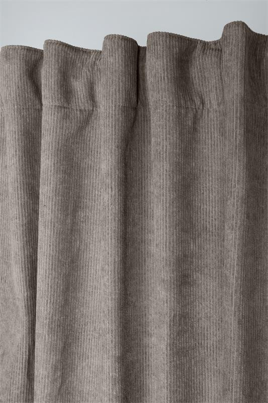 Oberer Rand des Thermovorhangs in Taupe mit verdeckten Schlaufen auf der Gardinenstange
