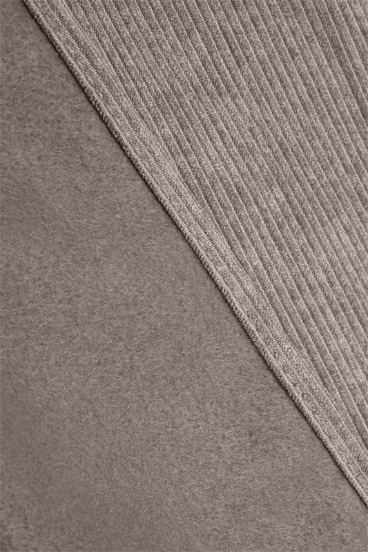 Detailansicht der weichen Fleece-Rückseite neben der Cord-Vorderseite des Thermovorhangs in Taupe
