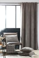 Thermovorhang Dandy Cord mit Multifunktionsband taupe 140x260cm Thermovorhang in Taupe am Fenster eines Wohnraums mit Sessel, Kissen und Beistelltisch