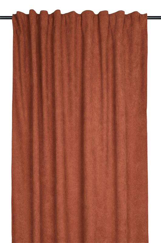 Thermovorhang Dandy Cord mit Multifunktionsband rostrot 140x260cm Thermovorhang Dandy aus Cord in Rostrot mit Multifunktionsband an einer Gardinenstange, Gesamtansicht vor hellem Hintergrund