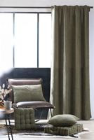 Thermovorhang Dandy Cord mit Multifunktionsband khaki 140x260cm Thermovorhang in Khaki am Fenster eines Wohnraums mit Sessel, Kissen und Beistelltisch