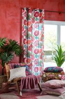 Decke Plaid Bellissima Zickzackmuster mit Quasten fuchsia rosa weiß 125x150cm Plaid Bellissima auf einem Sessel vor dem Vorhang Bellissima mit Blumenmuster in einem farbenfrohen Raum