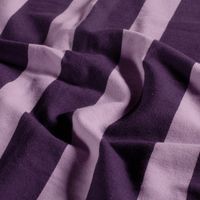 French Terry Stoff mit Blockstreifen in Aubergine und Flieder, weich drapiert