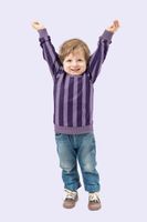 Kind trägt Sweatshirt aus dem French Terry Stoff mit Blockstreifen in Aubergine und Flieder