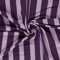 Geraffter French Terry Stoff mit Blockstreifen in Aubergine und Flieder zeigt den weichen Fall