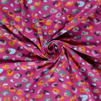 Geraffter French Terry Stoff mit buntem Leomuster in Orange, Flieder und Hellblau auf Pink zeigt den weichen Fall