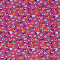 French Terry Stoff mit buntem Leomuster in Orange, Flieder und Hellblau auf Pink flach liegend im Rapport