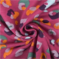 French Terry Stoff zur Spirale gelegt, pinker Grundton mit mehrfarbigem Leomuster in Orange und Flieder