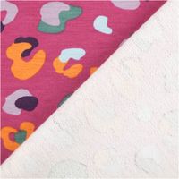 Vorder- und Rückseite von French Terry Stoff mit buntem Leomuster in Pink, Orange und Flieder im Anschnitt