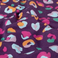 French Terry Stoff Leomuster aubergine pink orange French Terry Stoff mit buntem Leomuster in Pink, Orange und Hellblau auf Aubergine, weich drapiert
