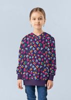 French Terry Stoff Leomuster aubergine pink orange Kind trägt Hoodie aus dem French Terry Stoff mit buntem Leomuster in Pink, Orange und Hellblau auf Aubergine