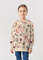 Sweat Stoff angeraut Blumen Raupen beige bordeaux grün Kind trägt Hoodie aus Sweat angeraut mit Blumen, Raupen und Bienen auf Beige