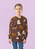 Sweat Stoff angeraut Hunde braun weiß karamell Kind trägt Hoodie aus Sweat angeraut mit Hunden in Weiß, Karamell und Braun auf braunem Grund