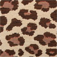 Detailaufnahme eines Dekostoffs in Jacquard-Qualität mit beigem Grund und braunem Leo-Motiv