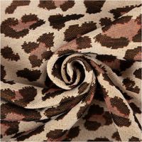 Dekostoff in Jacquardqualität mit Leopardenmuster, zur Spirale gedreht und in Nahaufnahme fotografiert