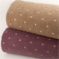 Teddystoff Meterware bestickt Gänseblümchen rosenholz 1,45m Breite Zwei Rollen Teddystoff in rosenholz und beige, beide mit gesticktem Gänseblümchen-Muster aufeinandergelegt
