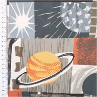 Nahaufnahme von grauem Baumwollstoff mit Saturn-Motiv, farbigen Planeten und geometrischen Formen, links Maßband