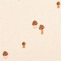 Detailansicht eines Rippjerseys mit Pilzen, naturfarbener Bio-Baumwollstoff mit braunem Motiv