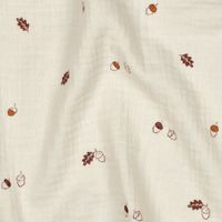 Nahaufnahme des Double Gauze in Natur mit Knitterstruktur, Eicheln und Eichenblättern Nahaufnahme des Double Gauze in Natur mit Knitterstruktur, Eicheln und Eichenblättern