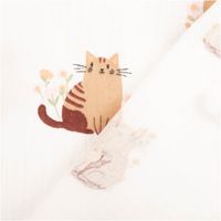 weißer Musselin-Baumwollstoff mit braunen Katzen und Blumen, Motiv sichtbar auf Vorder- und Rückseite