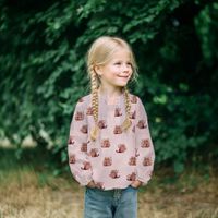 Mädchen in einem Oberteil aus Musselin mit Katzenmotiv in Rosa Mädchen in einem Oberteil aus Musselin mit Katzenmotiv in Rosa