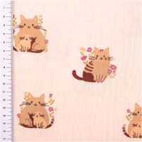 rosa Musselin Baumwolle mit Katzen und Blumen, Stoff flach ausgebreitet und Maßband am Rand